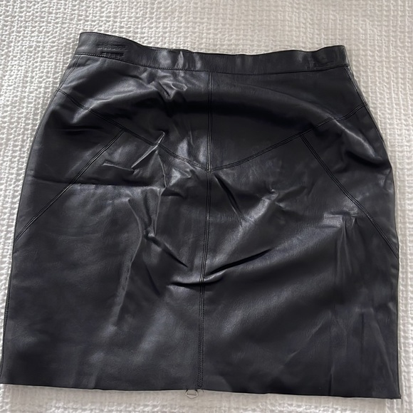 Faux leather mini skirt with zipper detail - Picture 4 of 5